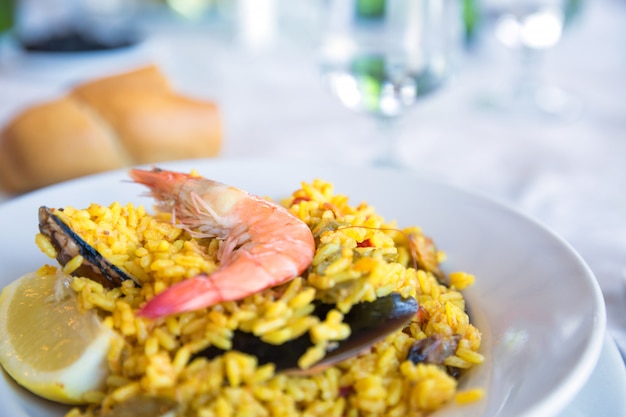 Foto marisquería tradicional española de paella.