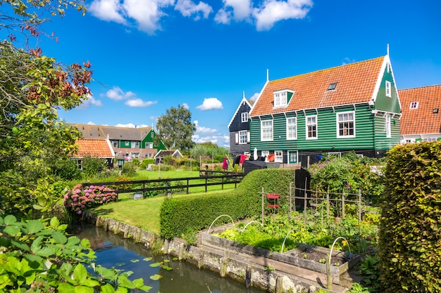 Markeninsel, schöne traditionelle Fischerdorfhäuser, typisch niederländische Landschaft, Nordholland, Niederlande