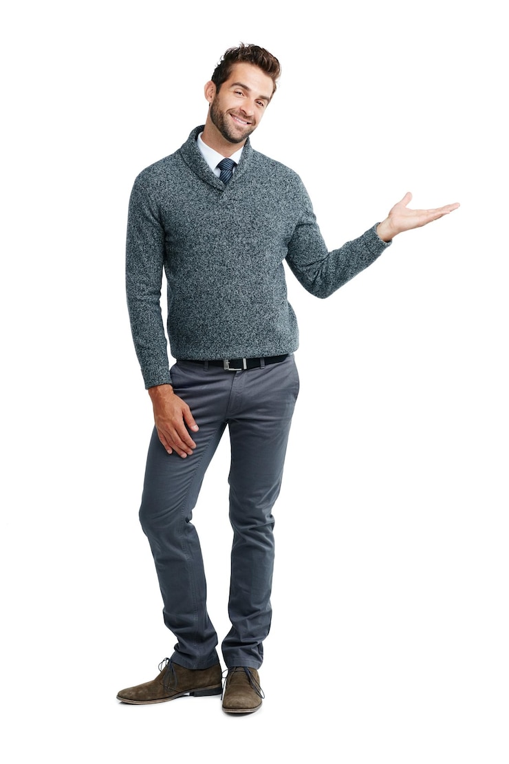 Foto marketing de colocação de produto e retrato de um homem com espaço de maquete isolado em um fundo branco marca de publicidade e funcionário mostrando um produto para um comercial em um fundo de estúdio