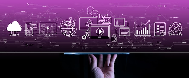 Marketing digital com mão de pessoa usando um computador tablet digital em fundo violeta escuro