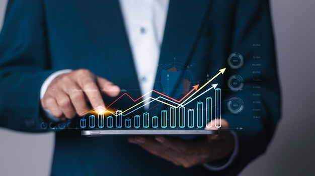 Marketing digital en línea Planificación y desarrollo de negocios financieros e inversionistas Empresario analizando el crecimiento Gráfico de datos de ventas en pantalla virtual
