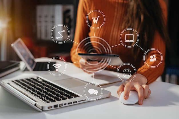Marketing de medios digitales en icono virtual forma de globo negocio abrir su mano trabajando tableta táctil