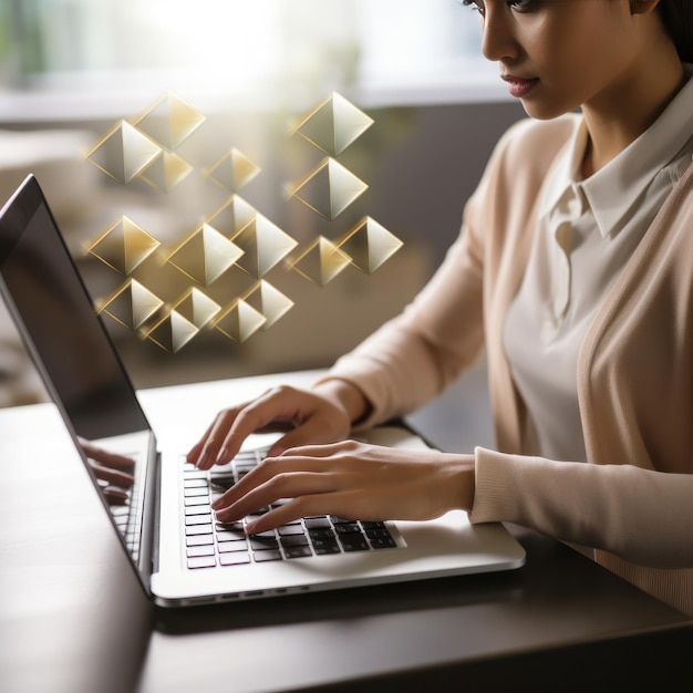 Marketing por e-mail Mulher digitando no teclado do laptop