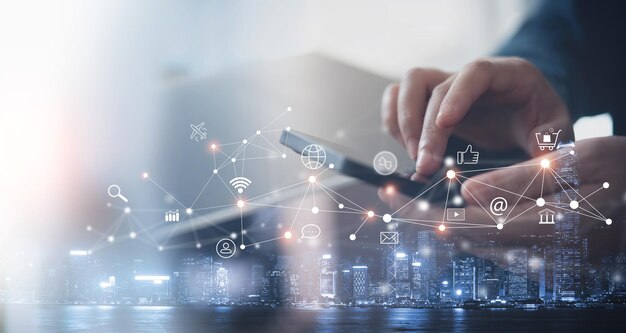 Marketing de redes sociales negocio global IoT Internet de las cosas concepto Mujer que utiliza el teléfono móvil para compras en línea y banca digital a través de aplicaciones móviles comercio electrónico marketing multicanal