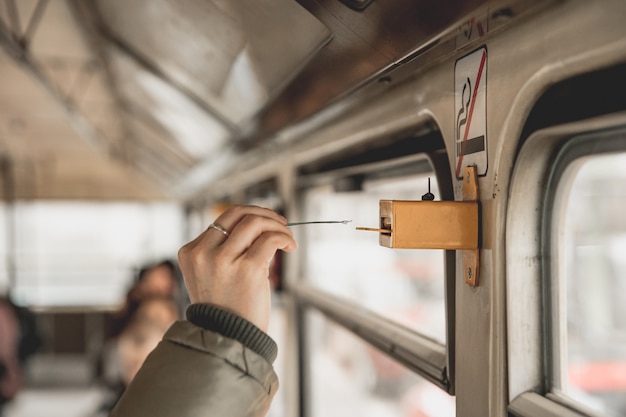 Markieren Sie das Ticket in der Straßenbahn mit einem Perforator