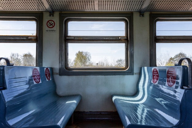 Markierung auf den Sitzen im Zug, um während der Coronavirus-Pandemie soziale Distanz im Transport aufrechtzuerhalten.