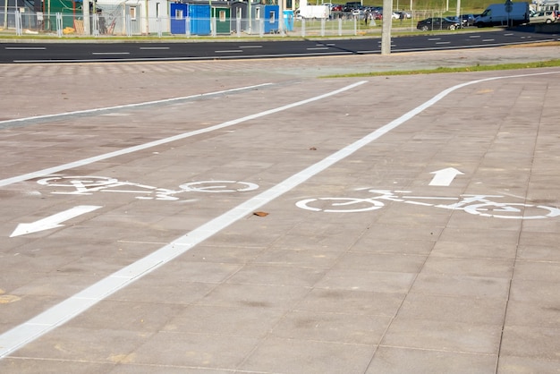 Markierung des Radweges auf dem Bürgersteig