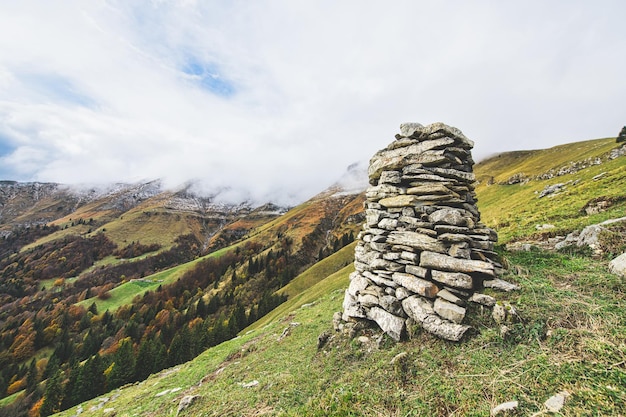 Foto markierungen von steinen, die in den bergen der lombardei vor den alpen in italien aufgehäuft wurden