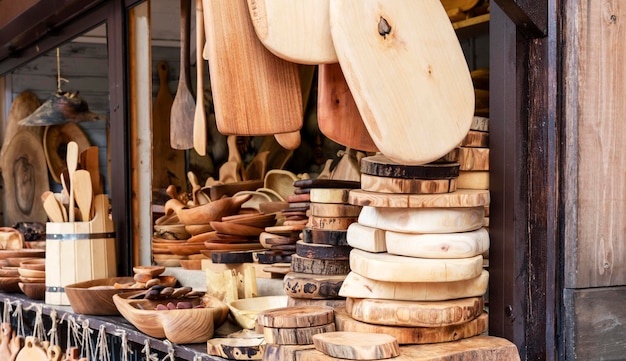 Markt mit Holzschneidebrettern aus verschiedenen Holzarten Buche Eiche Kiefer Esche Linde selbstgemacht