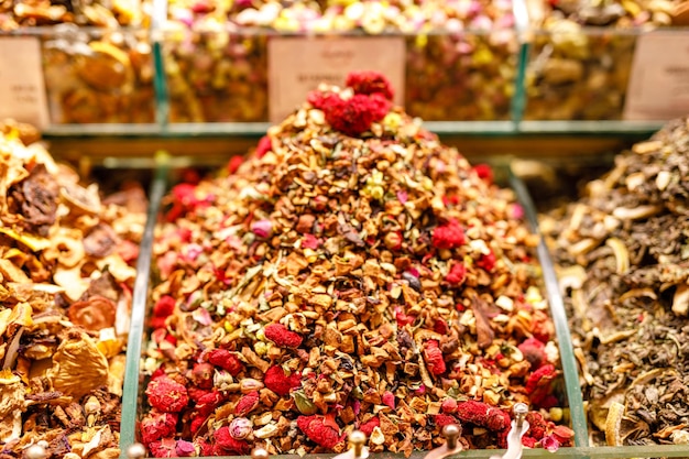 Markt mit verschiedenen Arten von Teekräutern und getrockneten Blumen