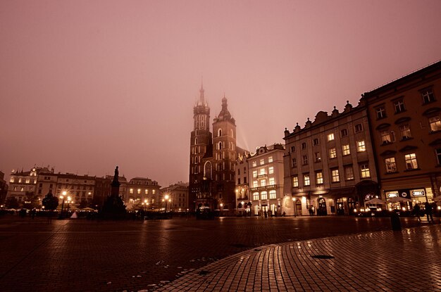 Marktplatz in Krakau bei Nacht mit der Marienkirche