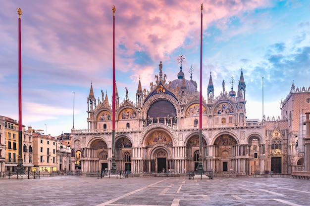 Markusplatz bei Sonnenaufgang Venedig Italien