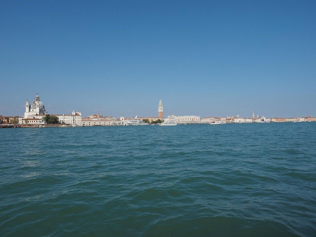 Markusplatz gesehen vom Markusbecken in Venedig