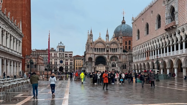 Markusplatz, Markusbasilika und Dogenpalast während des Karnevals Venedig Italien Europa 10. Februar 2024