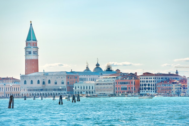 Markusplatz mit Glockenturm in Venedig, Italien. Blick vom Meer