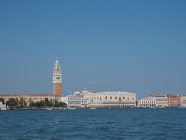 Markusplatz vom Markusbecken in Venedig aus gesehen