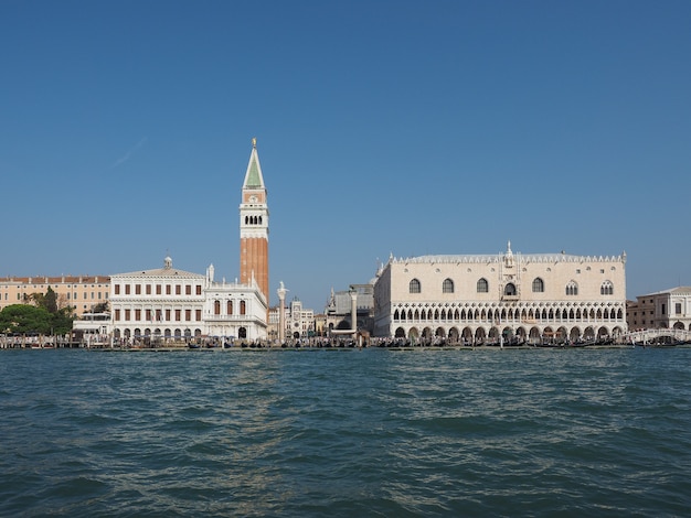 Markusplatz vom Markusbecken in Venedig aus gesehen