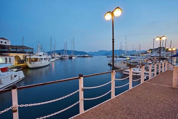 Marmaris marina paisagem bela vista do destino turístico da cidade do pôr do sol da cidade de Mugla Turquia