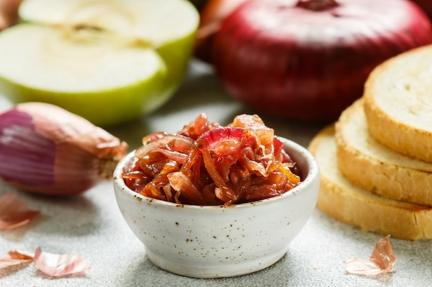 Marmelada de cebola vermelha (geléia, confiture, chutney) com maçã verde. Molho delicioso. Gourmet