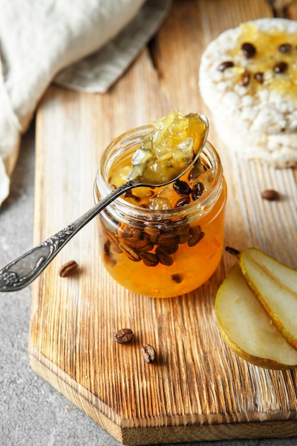 Marmelada de pêra com grãos de café