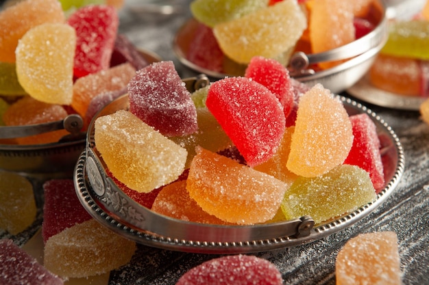 Marmelada de sobremesa em forma de fatias de limão e laranja A doçura de doces de geleia