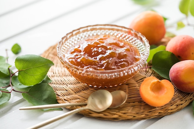 Marmelade aus Aprikosen und frischen Aprikosen Holzhintergrund