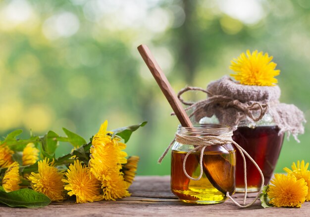 Marmelade aus Löwenzahn auf einem Holztisch