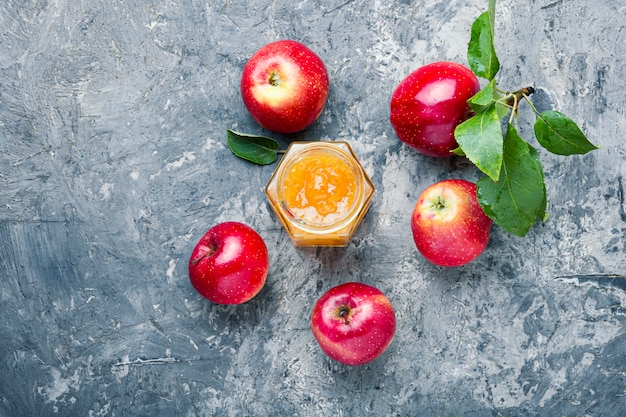 Marmelade aus reifen Äpfeln