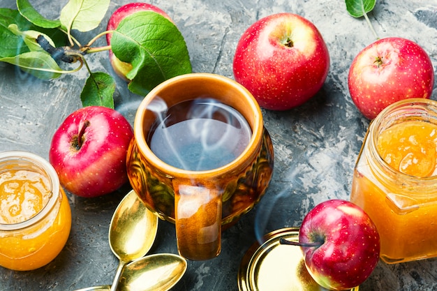 Marmelade aus reifen Äpfeln