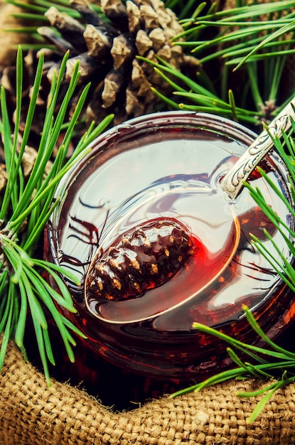 Marmelade aus Zapfen. Selektiver Fokus Essen und Trinken.