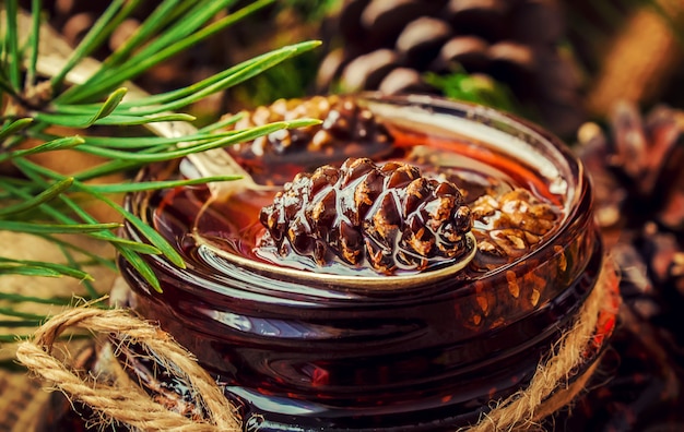 Marmelade aus Zapfen. Selektiver Fokus Essen und Trinken.