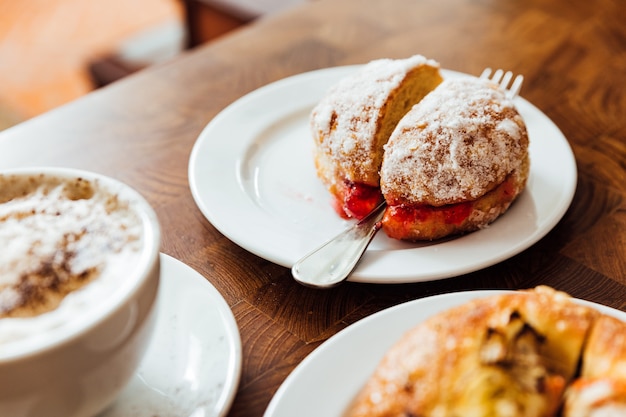 Marmelade Berliner halbieren die Hälfte mit Puderzucker.