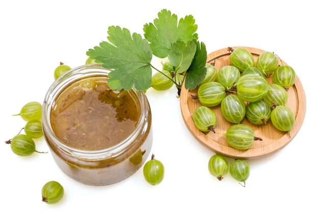 Marmelade in einem Glasgefäß und frischer Stachelbeere