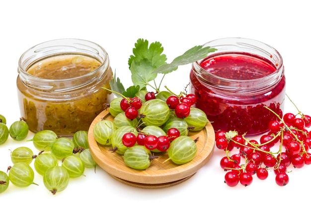 Marmelade mit Stachelbeeren und roten Johannisbeeren