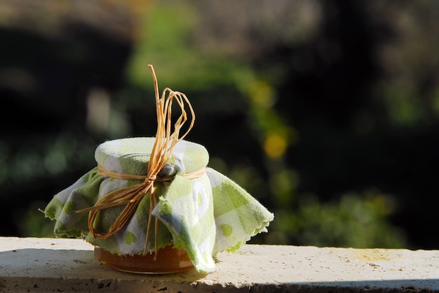 Marmeladenglas im Garten im Freien