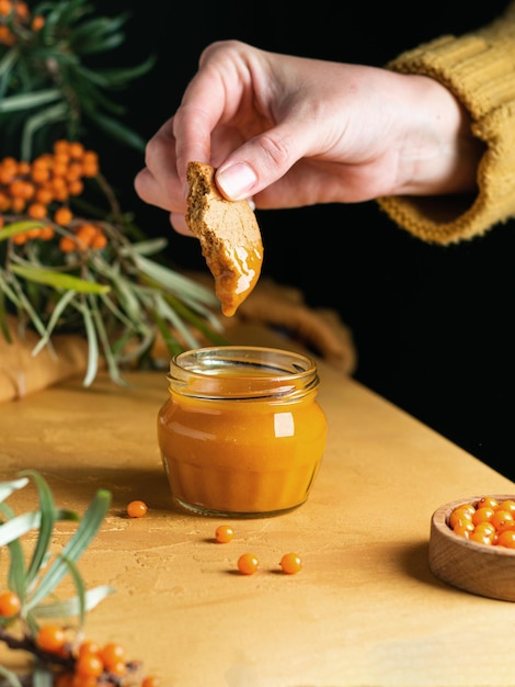 Marmeladenglas mit Sanddornbeeren und Sanddorn