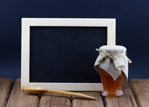 Marmeladenglas mit Tafel für Text.