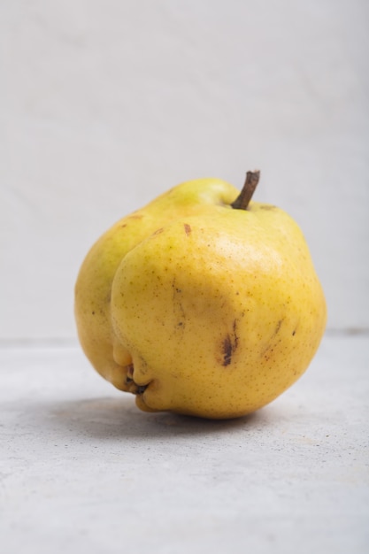 Marmelo de frutas orgânicas feias na moda em cima da mesa