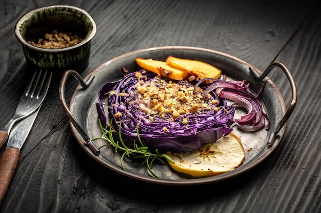 Marmelo e maçãs, tomilho balsâmico assado, repolho roxo um complemento perfeito para o ganso ou porco receita de livro de receitas de dieta de menu de restaurante