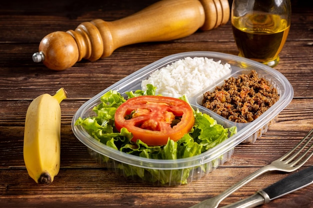 Foto marmita com salada de alface com arroz de tomate e carne moída