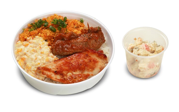 Marmita ou marmitex, refeição para levar. Comida na caixa.