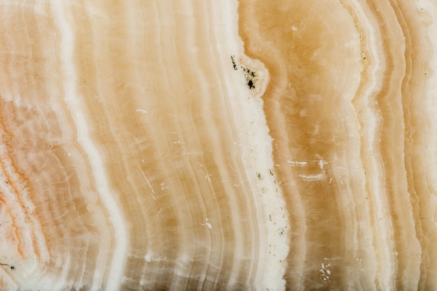 Mármol mineral de piedra macro Onyx sobre un fondo negro