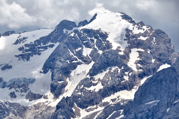 Marmolada, montanha mais alta, coberta de neve nas Dolomitas