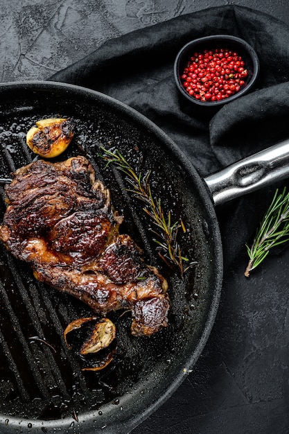 Marmoleado de carne de res en una sartén grill. Carne a la parrilla.