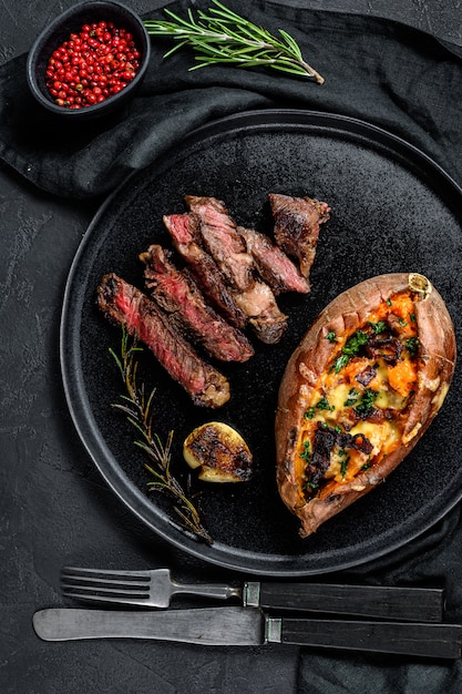 Marmoleado de ternera con guarnición de batata al horno. Carne a la parrilla