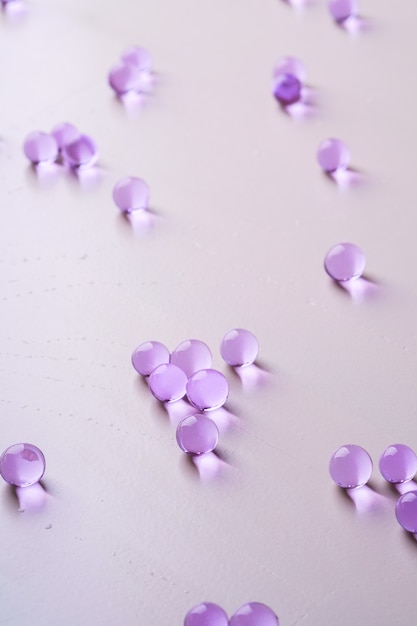 Mármoles dispersos púrpuras en blanco