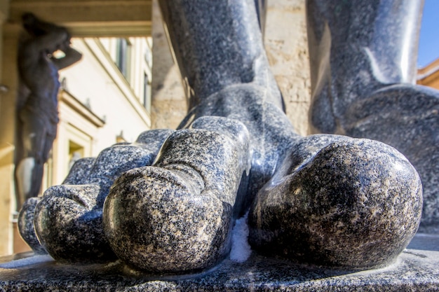 Marmorfinger auf Füßen von Atlant Statuen, die die Decke der neuen Einsiedlerei, St Petersburg, Russland halten