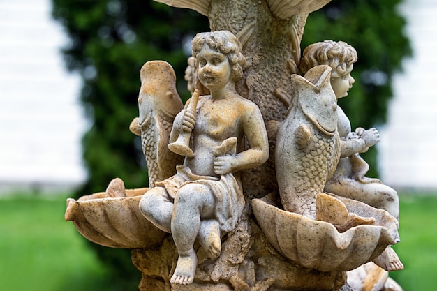 Marmorgartenwasserbrunnen mit Statuen von kleinen Jungen und Fischen