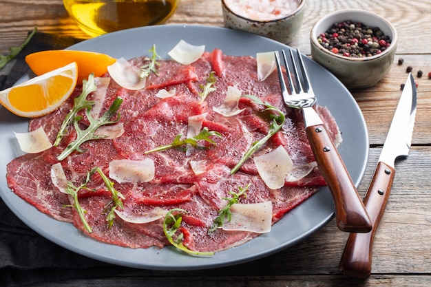 Marmoriertes Carpaccio mit Rucola und Parmesan.