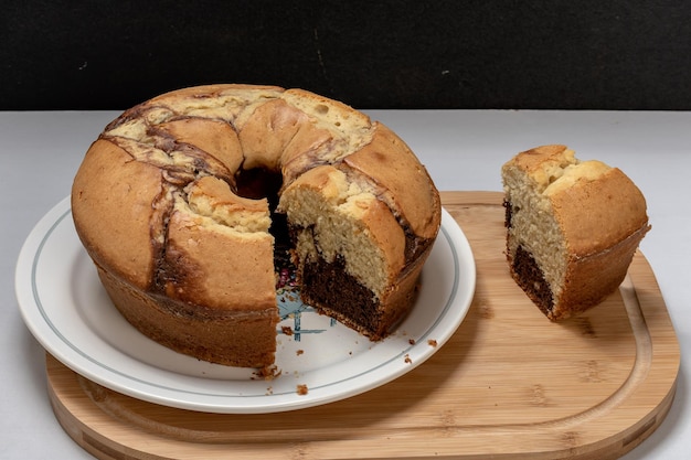 Marmorkuchen auf einem Teller, eine Scheibe hausgemacht